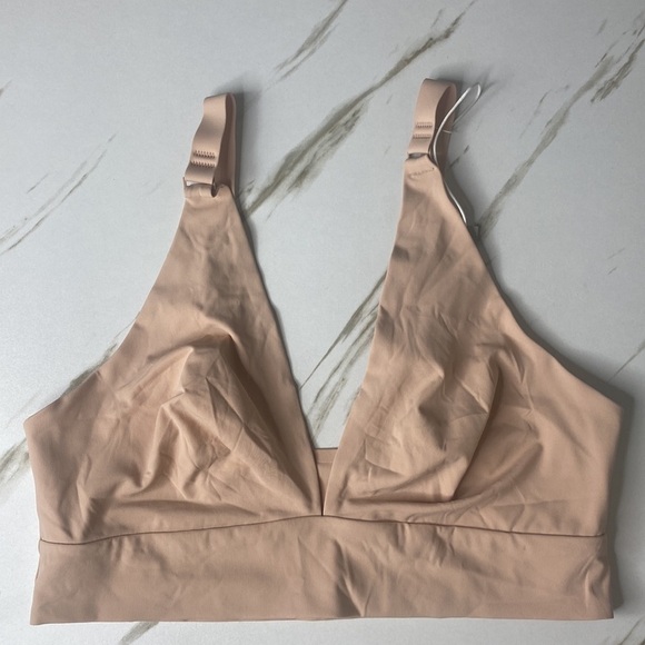 Everlane The ReNew Invisible Bra in Light Tan NWT - Picture 4 of 5